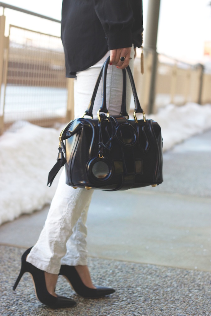 ankle zip jeans, black pumps, tassel necklace, white jeans