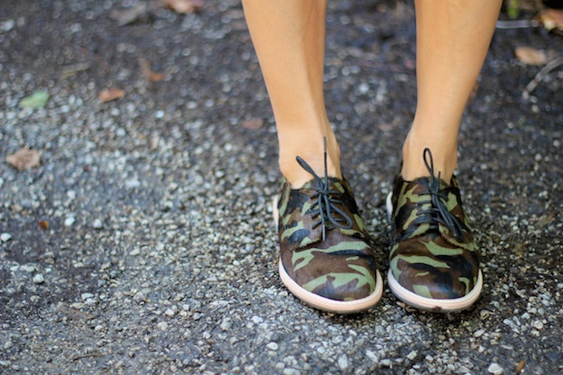 vince camuto camo oxford shoes, ray ban mirrored sunglasses, leather vest, petite fashion bloggers