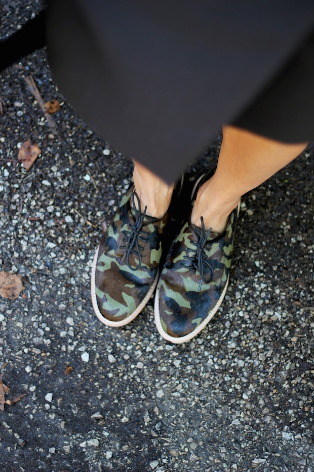 vince camuto camo oxford shoes, ray ban mirrored sunglasses, leather vest, petite fashion bloggers